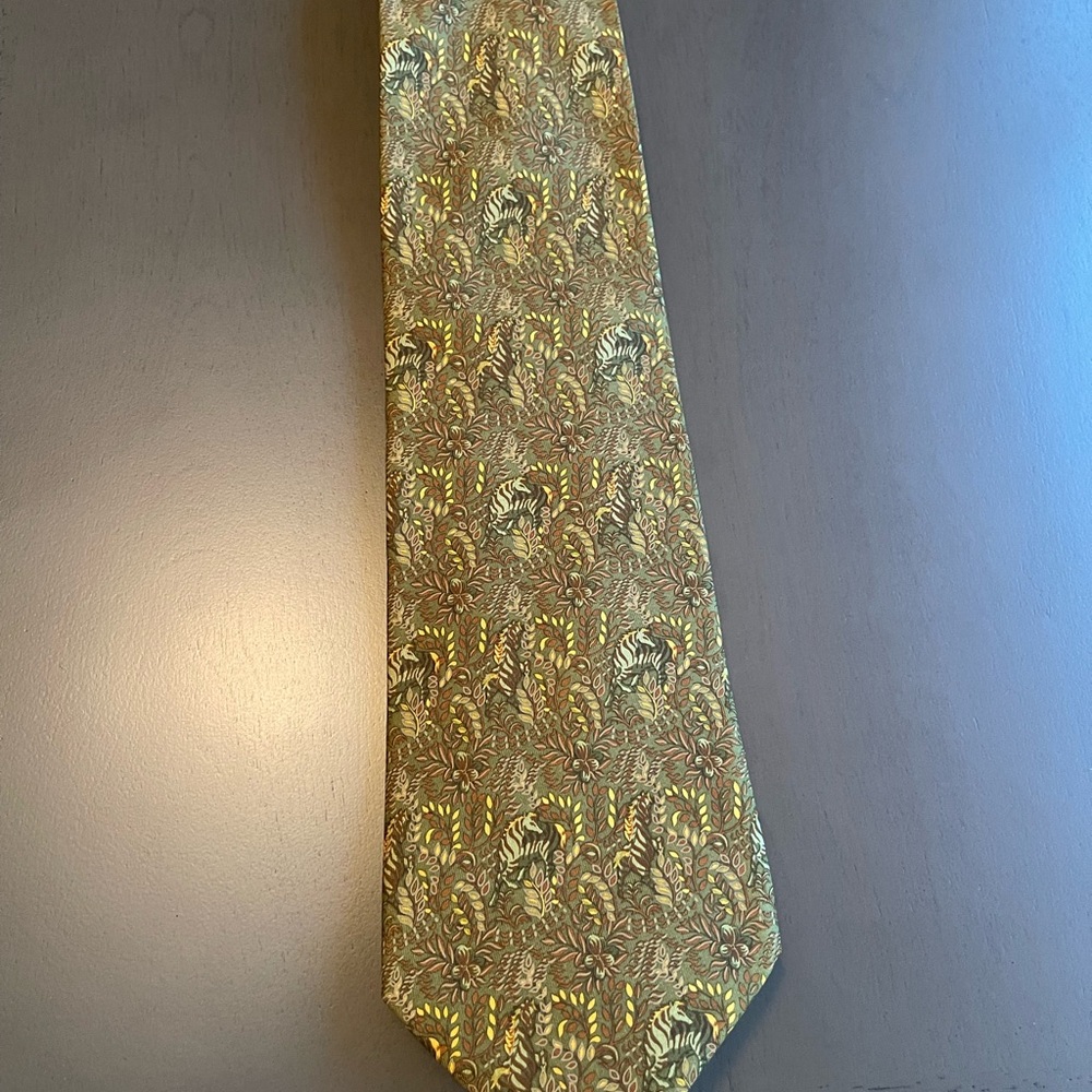 Salvatore Ferragamo 100% Silk Green and Gold Patterned Tie